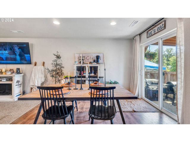 330 FOREST Ln, Molalla, OR 97038