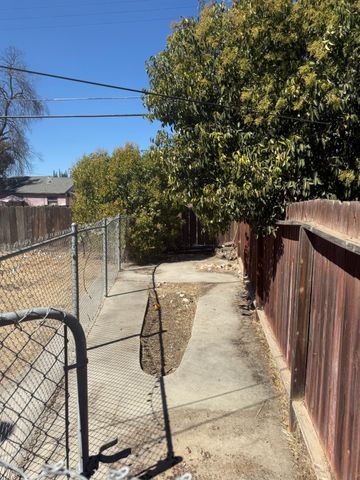 1143 E Simpson Avenue, Fresno, CA 93704