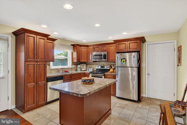 24 SNYDER HILL RD, Lititz, PA 17543