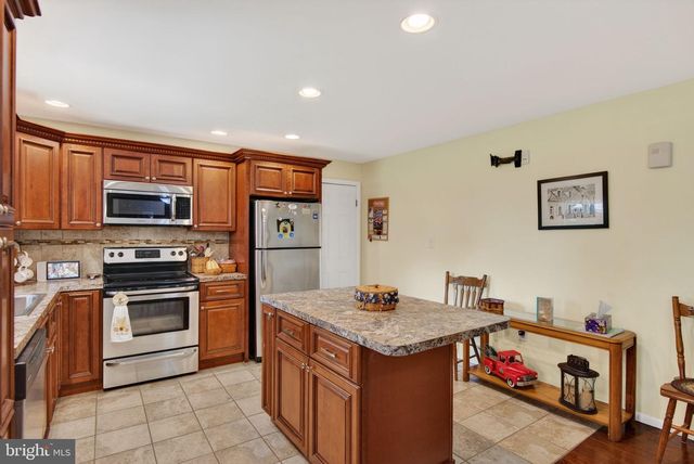 24 SNYDER HILL RD, Lititz, PA 17543