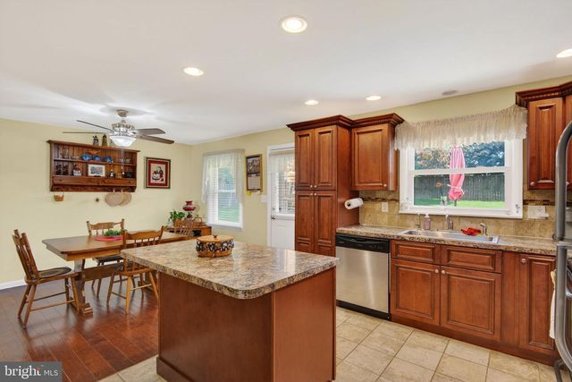 24 SNYDER HILL RD, Lititz, PA 17543