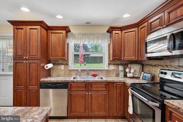 24 SNYDER HILL RD, Lititz, PA 17543