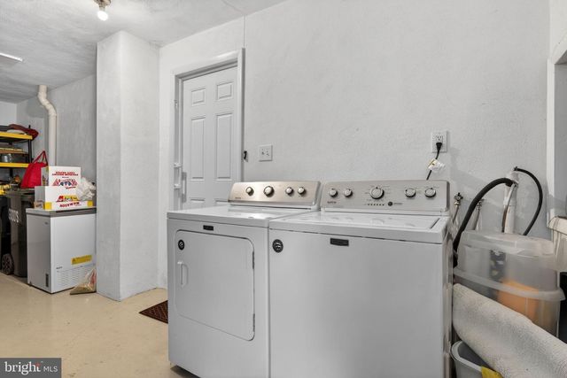 24 SNYDER HILL RD, Lititz, PA 17543