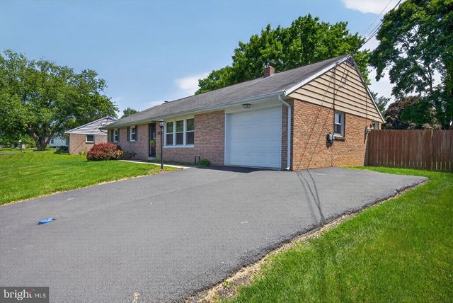 24 SNYDER HILL RD, Lititz, PA 17543