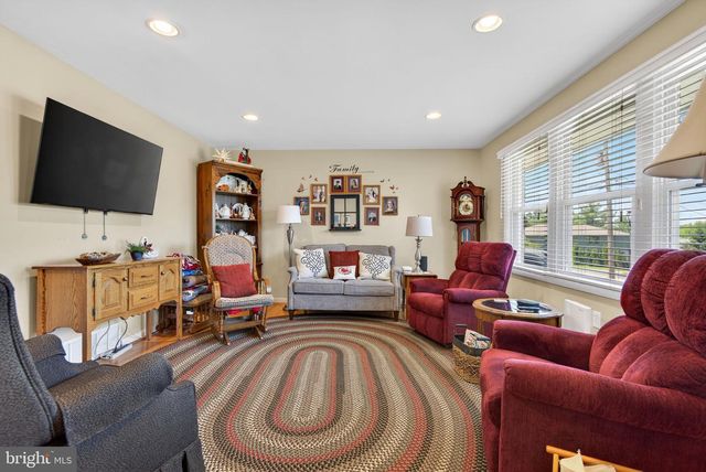 24 SNYDER HILL RD, Lititz, PA 17543