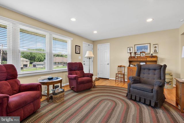 24 SNYDER HILL RD, Lititz, PA 17543