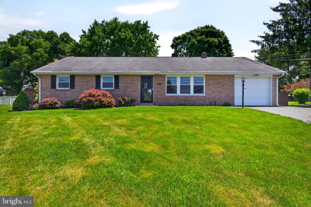 24 SNYDER HILL RD, Lititz, PA 17543