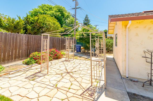 1036 Lakewood Ave, Modesto, CA 95355