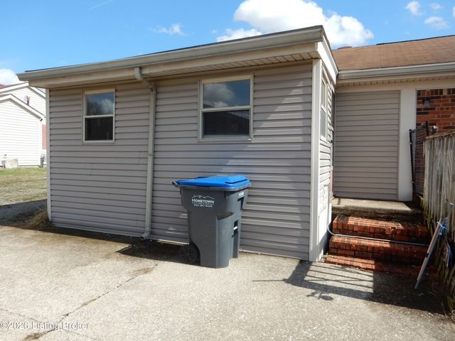 9502 Farmers Ln, Louisville, KY 40118