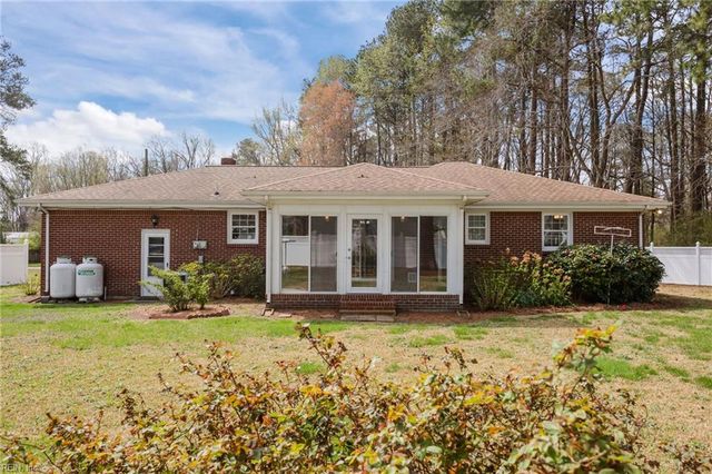 54 Pine LN, Windsor, VA 23487