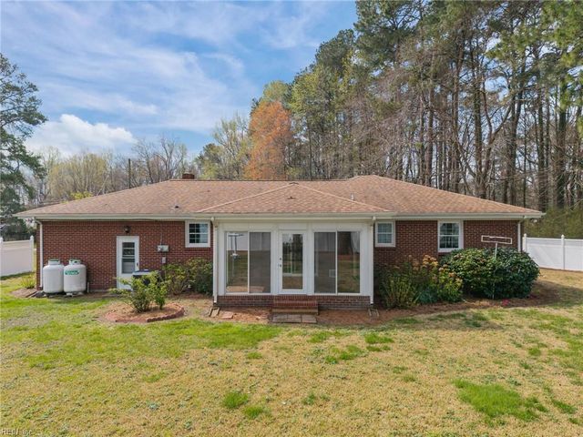 54 Pine LN, Windsor, VA 23487