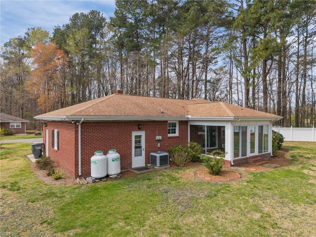 54 Pine LN, Windsor, VA 23487