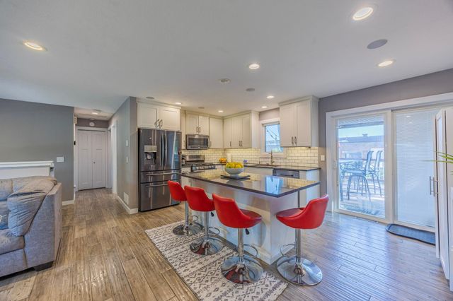 10225 99th Avenue N, Maple Grove, MN 55369