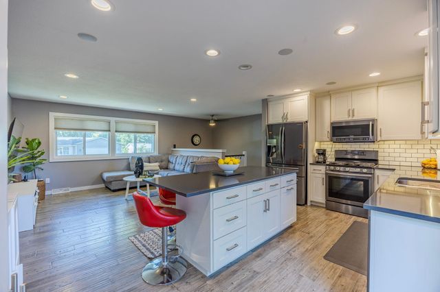 10225 99th Avenue N, Maple Grove, MN 55369