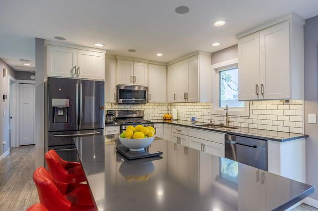 10225 99th Avenue N, Maple Grove, MN 55369