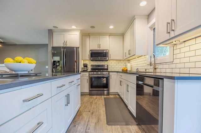 10225 99th Avenue N, Maple Grove, MN 55369