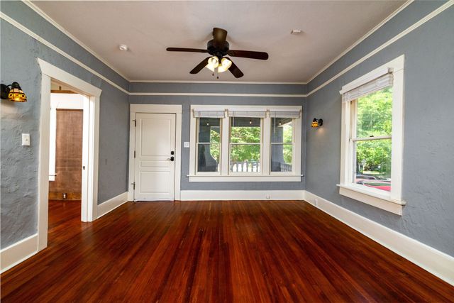 2107 College Avenue, Fort Worth, TX 76110