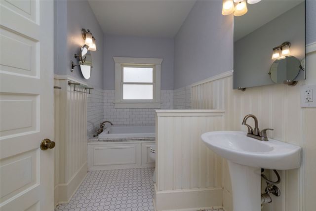 2107 College Avenue, Fort Worth, TX 76110