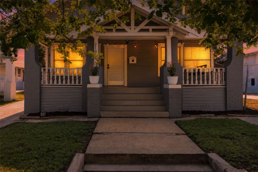2107 College Avenue, Fort Worth, TX 76110