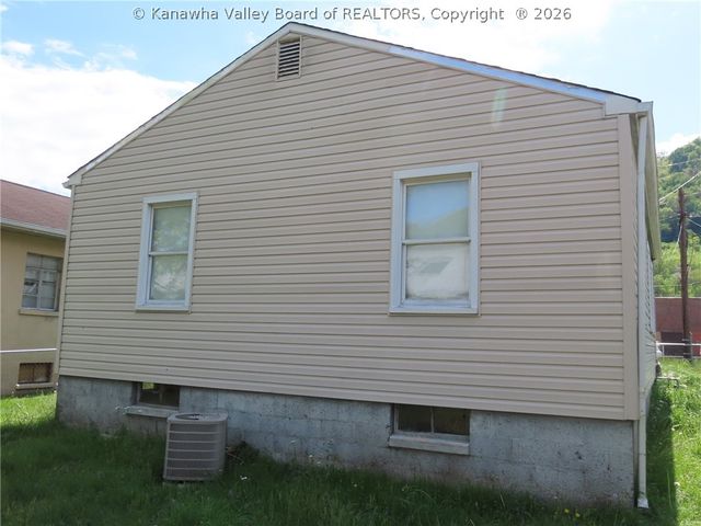 9104 Maryland Avenue, Marmet, WV 25315