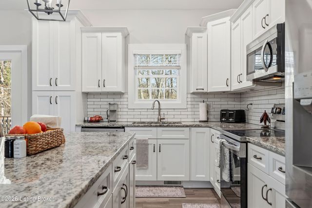 166 Creekstone Dr, Radcliff, KY 40160