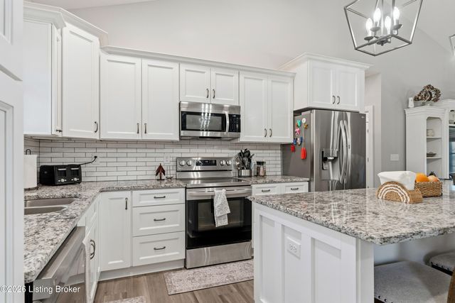 166 Creekstone Dr, Radcliff, KY 40160