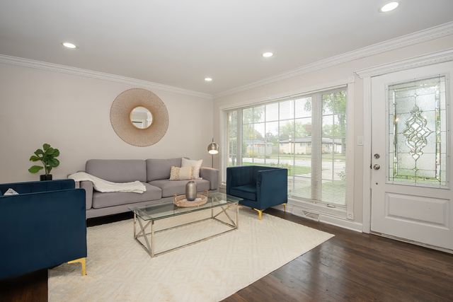 216 Flora Avenue, Glenview, IL 60025