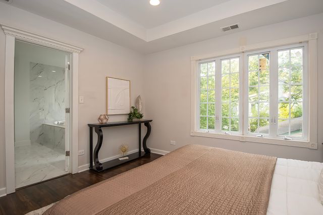 216 Flora Avenue, Glenview, IL 60025