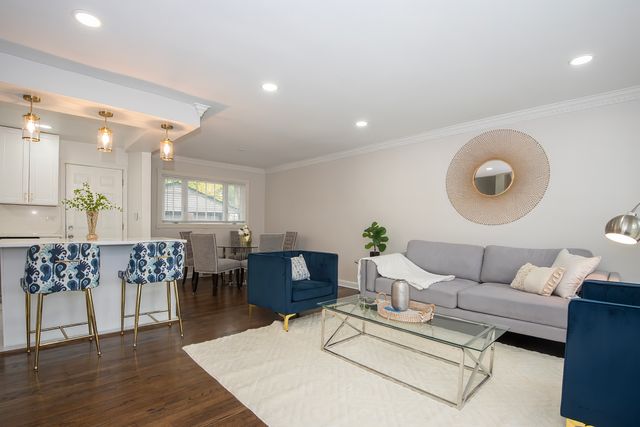 216 Flora Avenue, Glenview, IL 60025