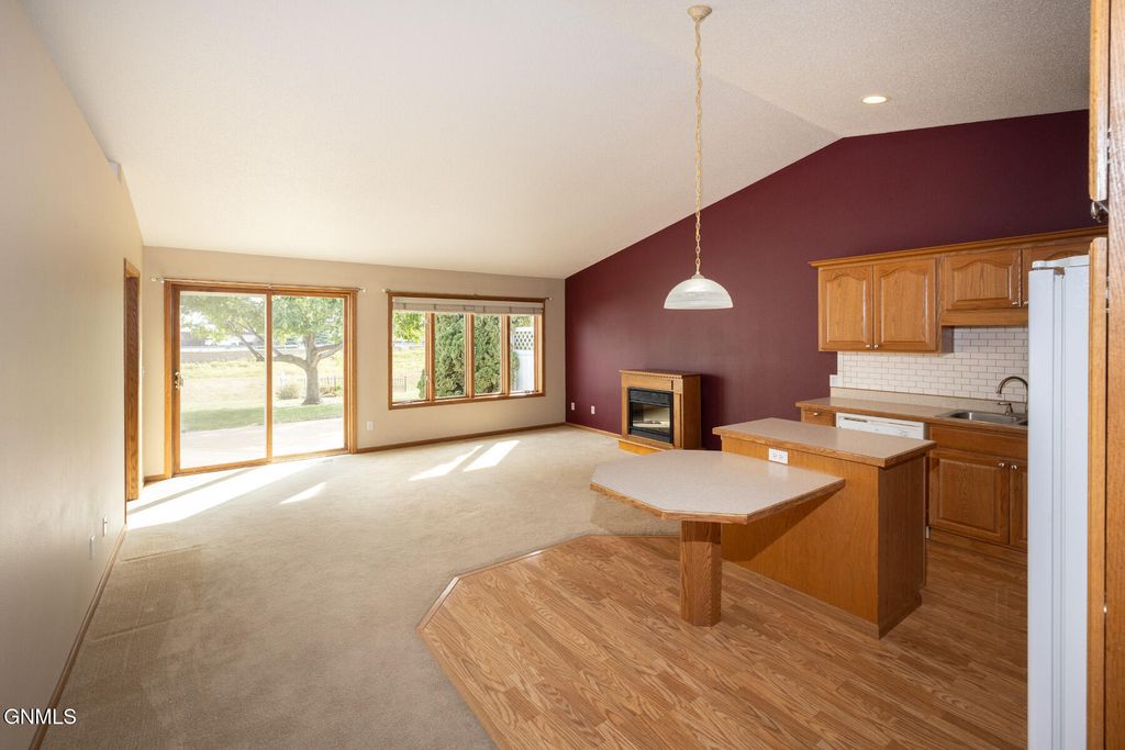 807 Morningside Drive, Casselton, ND 58012 photo 2