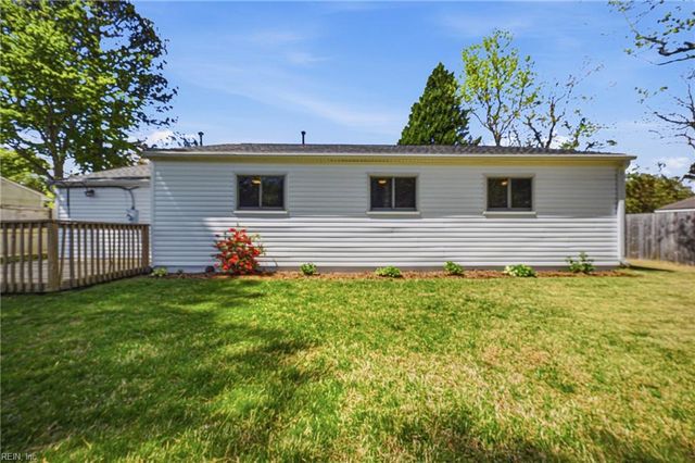 444 Bamboo LN, Virginia Beach, VA 23452