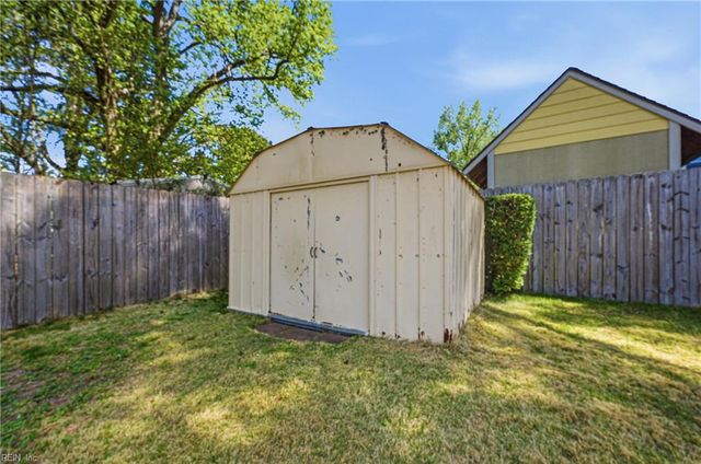 444 Bamboo LN, Virginia Beach, VA 23452