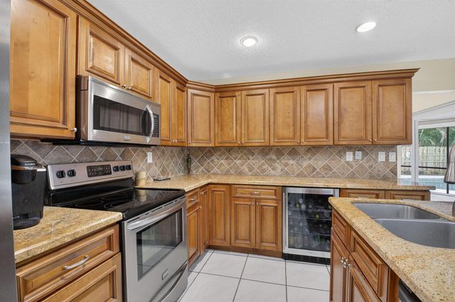 966 NW 37th Avenue, Delray Beach, FL 33445