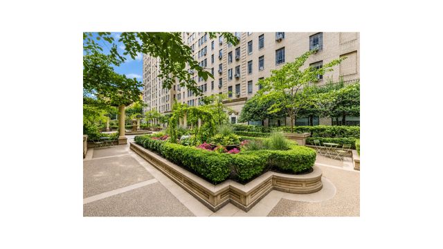 333 W 56th St Apt 9L, New York City, NY 10019