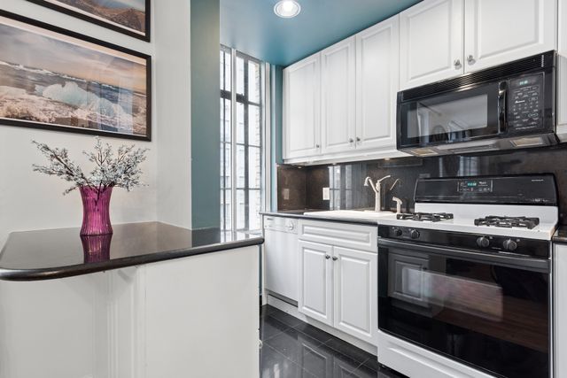 333 W 56th St Apt 9L, New York City, NY 10019