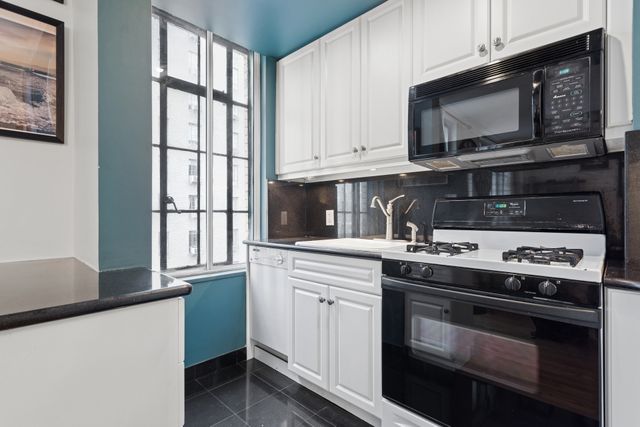 333 W 56th St Apt 9L, New York City, NY 10019