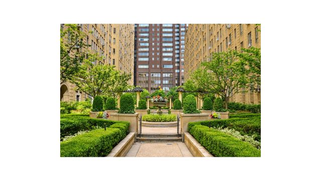 333 W 56th St Apt 9L, New York City, NY 10019
