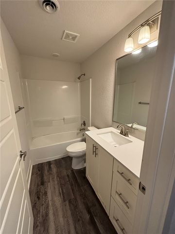1006 SE 4th Street, Bentonville, AR 72712