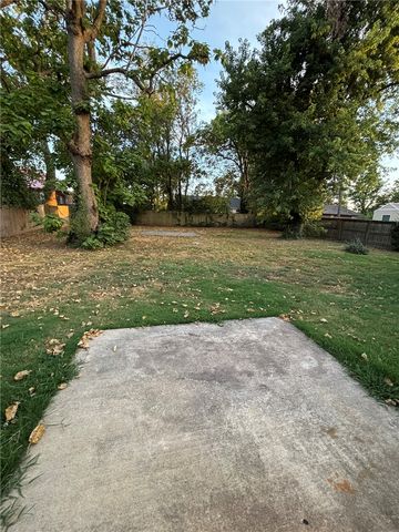 1006 SE 4th Street, Bentonville, AR 72712