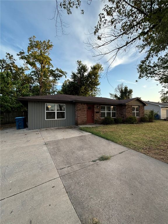 1006 SE 4th Street, Bentonville, AR 72712