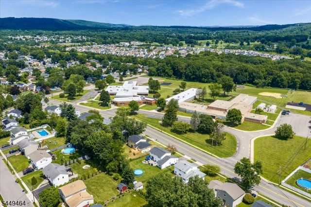 125 Clover Hill Dr, Mount Olive Twp., NJ 07836
