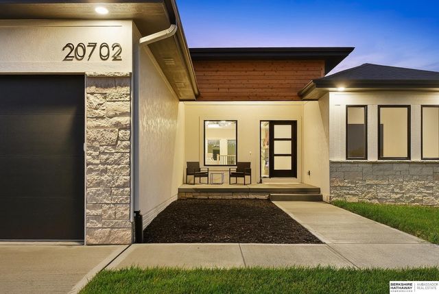 20702 Vernon Avenue, Elkhorn, NE 68022