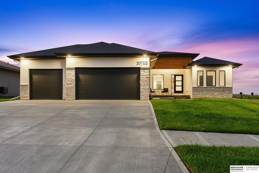 20702 Vernon Avenue, Elkhorn, NE 68022