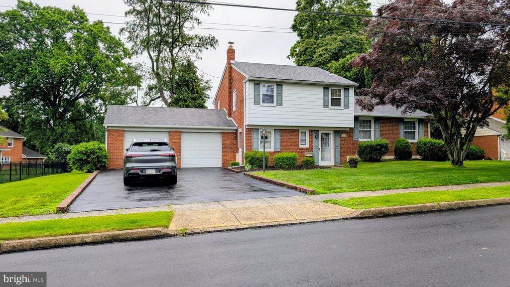 4942 MONROE DR, Brookhaven, PA 19015