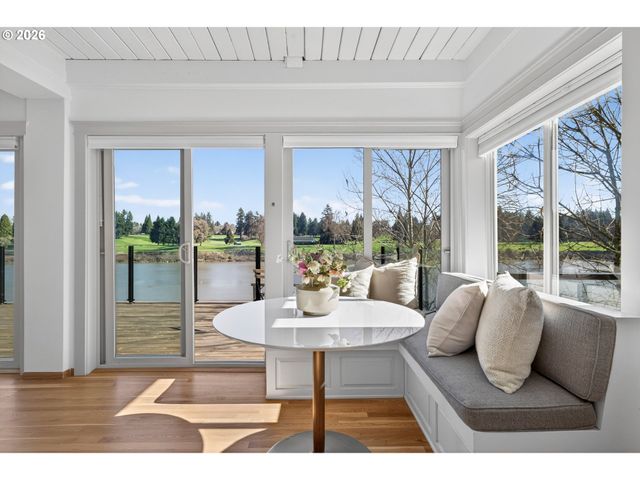 10150 S RIVERSIDE Dr, Portland, OR 97219