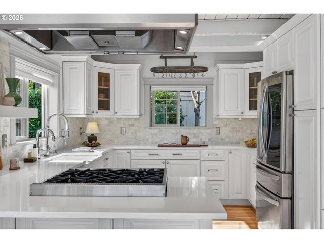 10150 S RIVERSIDE Dr, Portland, OR 97219