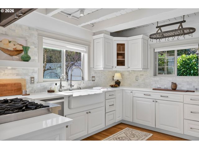 10150 S RIVERSIDE Dr, Portland, OR 97219