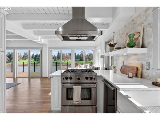 10150 S RIVERSIDE Dr, Portland, OR 97219