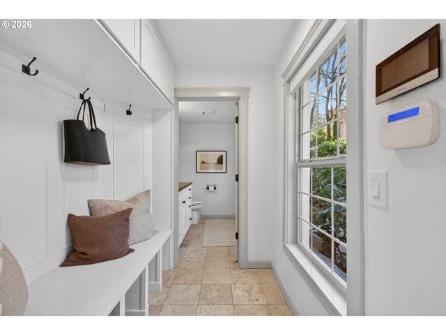 10150 S RIVERSIDE Dr, Portland, OR 97219