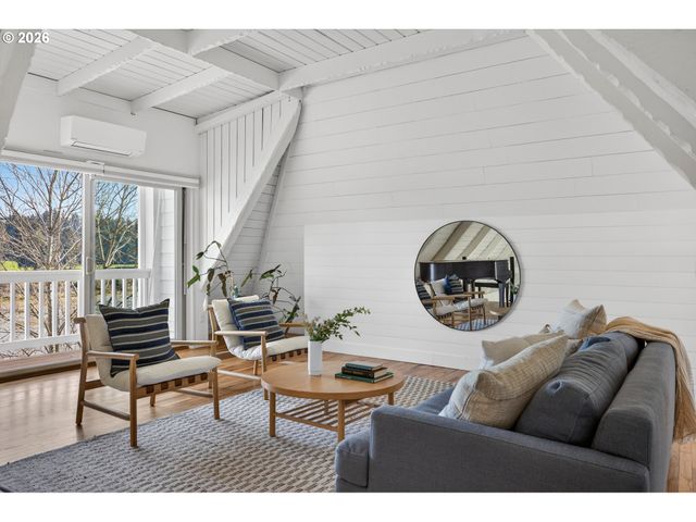 10150 S RIVERSIDE Dr, Portland, OR 97219